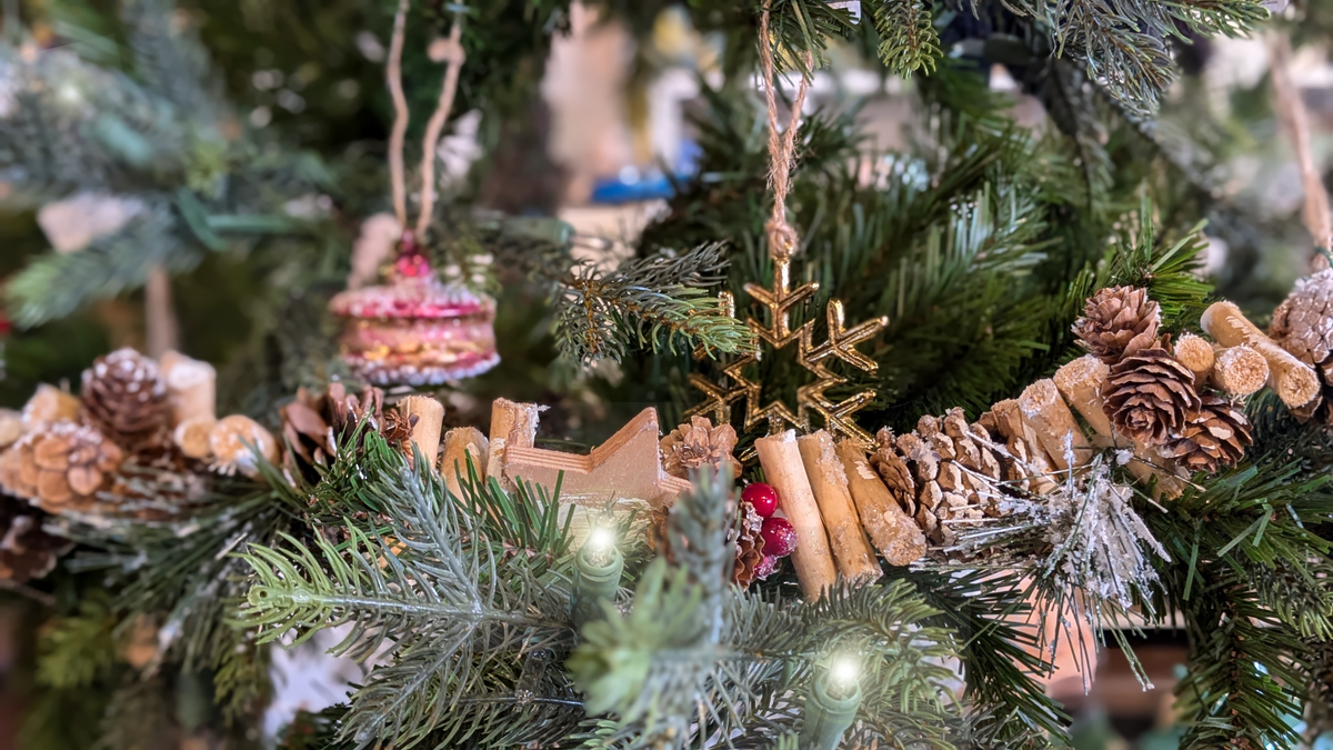 Star and Pinecone Garland