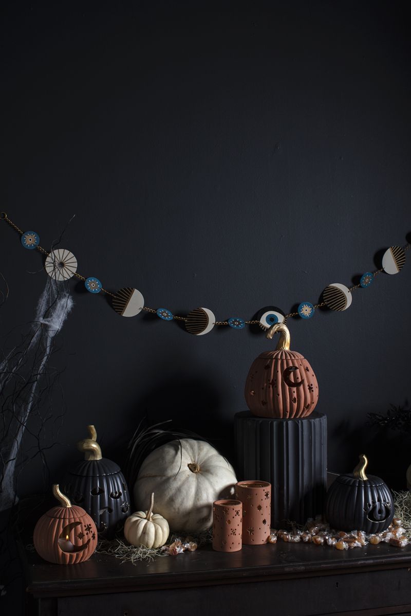 Metal Hand-Painted Omniscient Garland